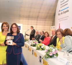 Lourdes Torres y María Elena Salinas, instantes después de recoger el Premio Internacional de Periodismo Rey de España en la categoría de Televisión